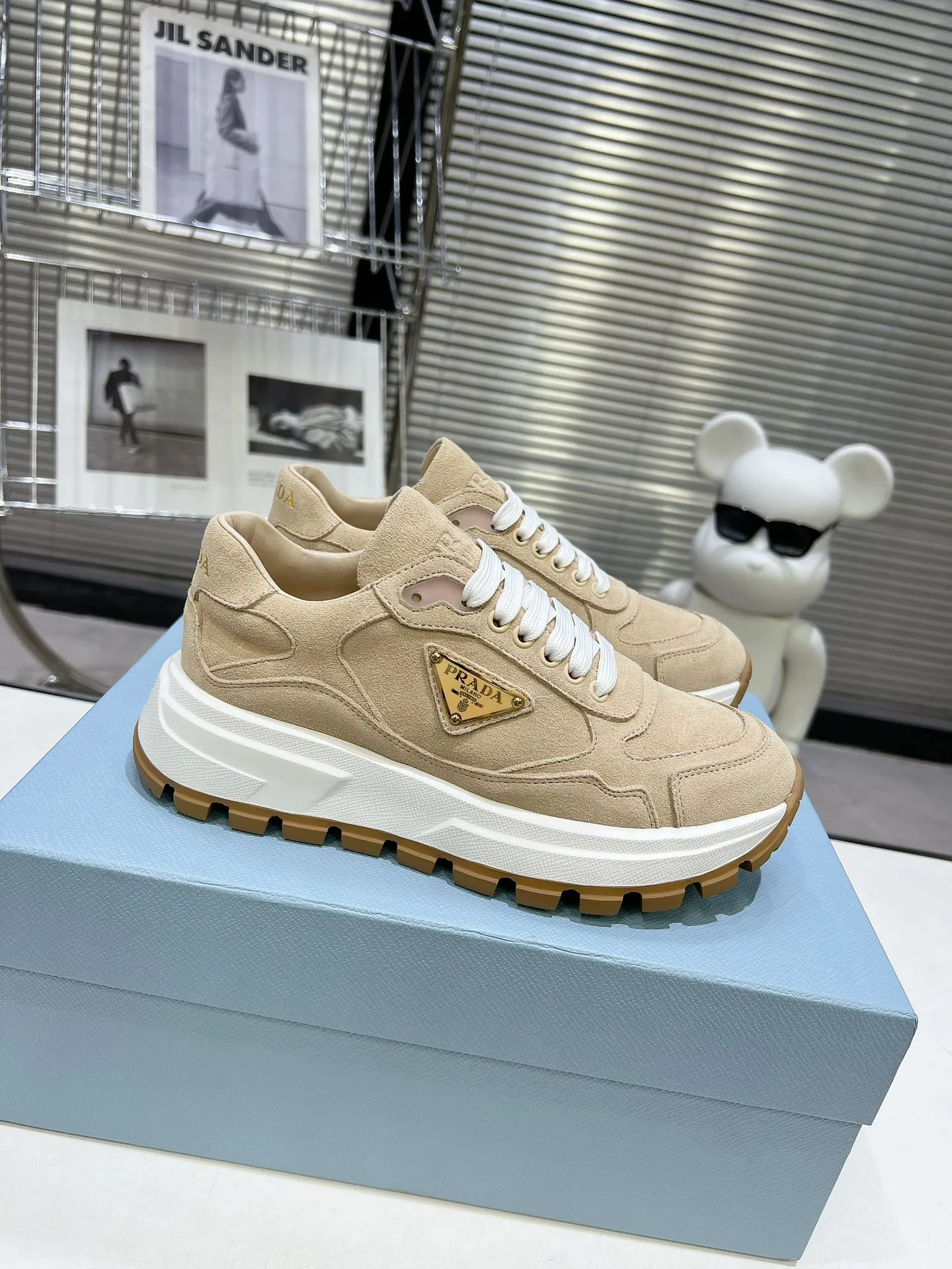 👟👟Ex-factory price 580👟👟 PRADA ²⁰²4 𝐬𝐬Prada’s new product comes with strength! ❣️Many Internet celebrities have the same style, fashionable and versatile nice items, original shoes are developed and purchased from Italian counters, and are reproduced 1:1 according to the original taste. This year’s theme is not to be defined, embodying texture through simplicity💛From thick-soled sneakers to zigzag short boots to 2024 flat shoes, everything reveals a sure-fire momentum...combining gentleness and handsomeness, the finishing touch for women❤️ The top-grade open-edge beaded cowhide with imported cowhide triangle logo is consistent with the original version, the wear-resistant and ultra-light two-color outsole, and the sheepskin lining are breathable and comfortable. ⚛Size: Women's 34-40 ⚛Size: Men's 39-45 Original packaging accessories. ⚛